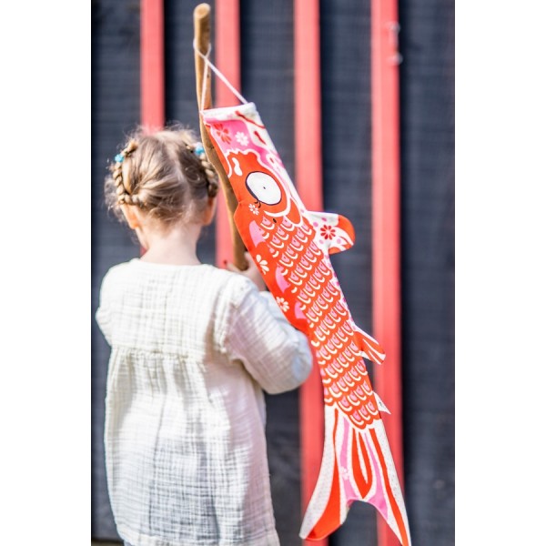 madame mo koinobori rouge joyeux, carpe koi offerte lors de la fête des enfants au japon le 5 mai madame mo koinobori rouge joyeux, carpe koi offerte lors de la fête des enfants au japon le 5 mai